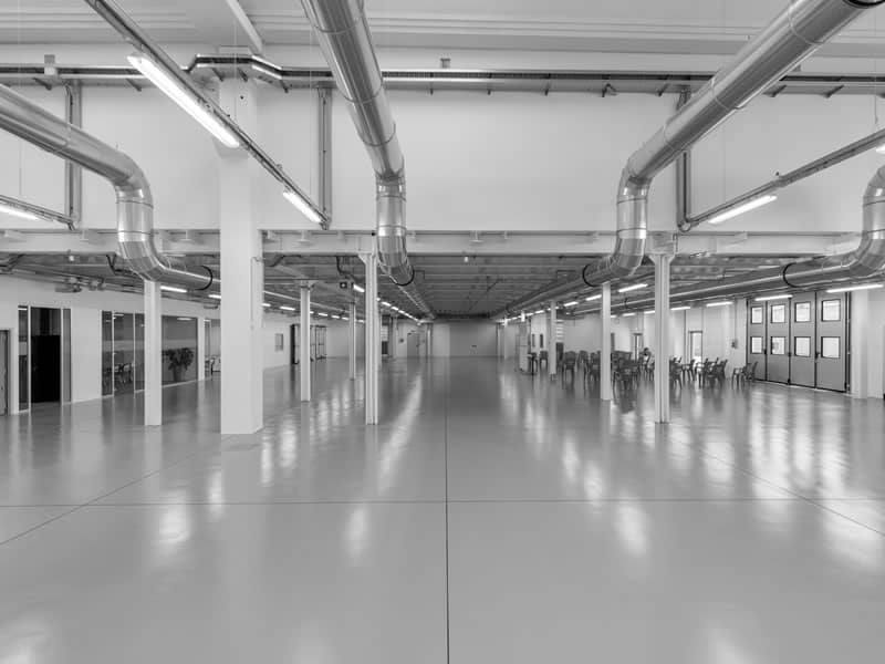 foto in bianco e nero ampio spazio in sede aziendale ristrutturata