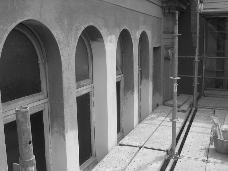 intervento risanamento edificio su archi foto in bianco e nero