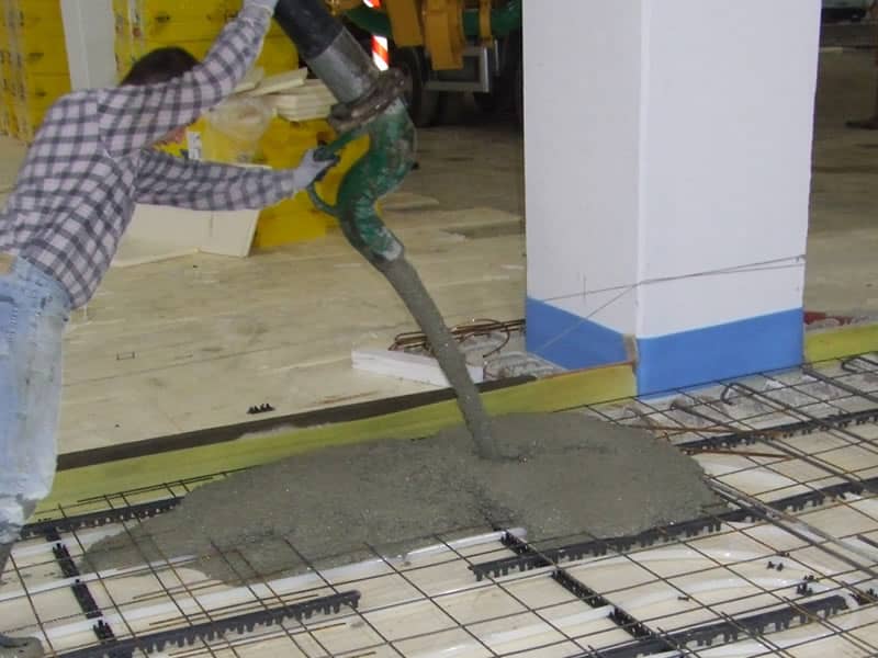cemento in posa di pavimento fibrorinforzato
