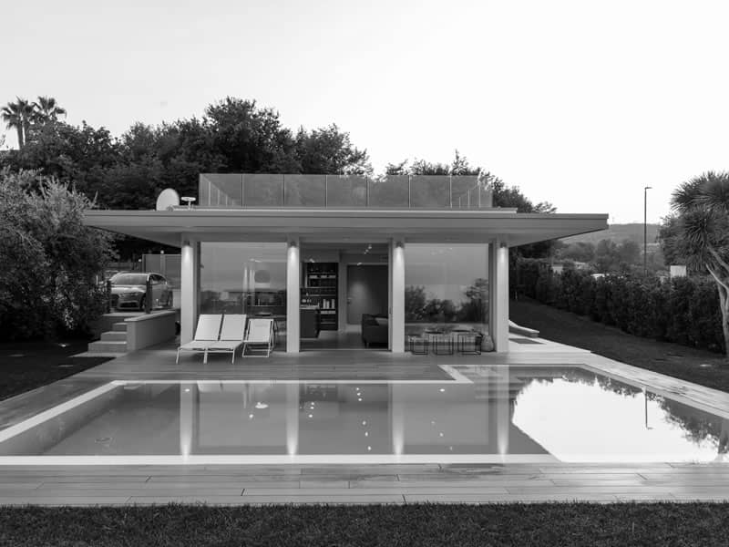 edificio elegante con piscina versione in bianco e nero