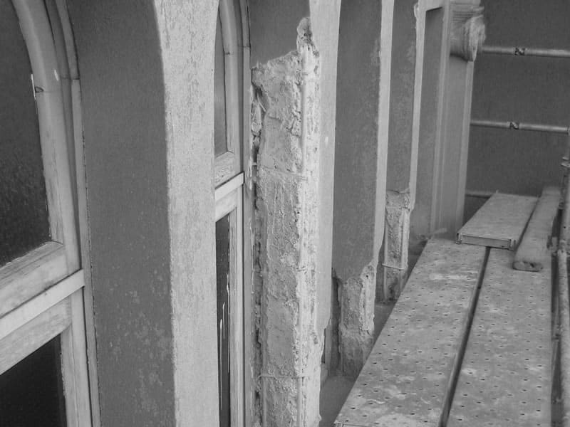 foto in bianco e nero, esempio di risanamento edificio realizzato dalla ditta deldossi