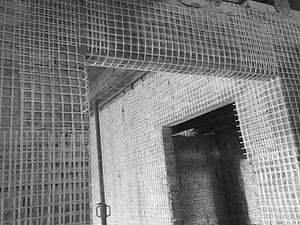griglie poste su struttura in mattoni cantiere deldossi, foto in bianco e nero