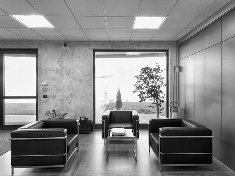 foto in bianco e nero divanetti in pelle nera per uffici