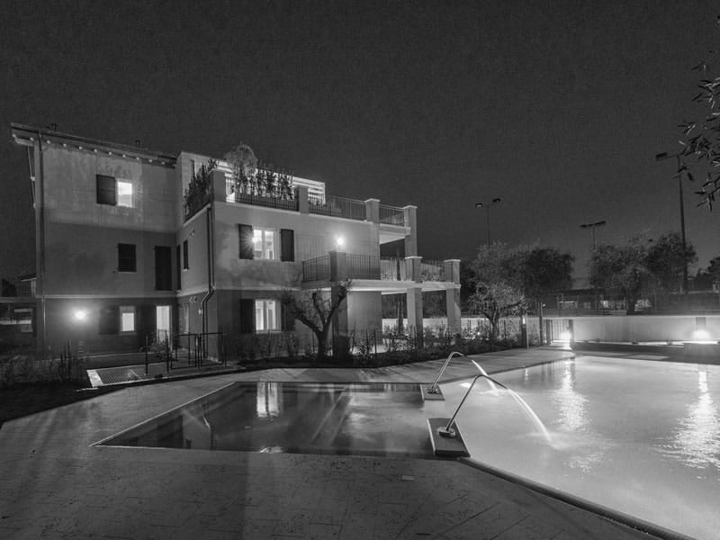 vista serale con piscina foto in bianco e nero