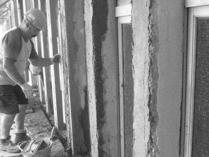 operaio al lavoro per risanare un edificio, foto in bianco e nero