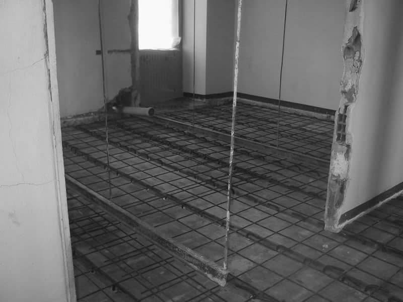 consolidamento strutturale di un pavimento, foto in bianco e nero