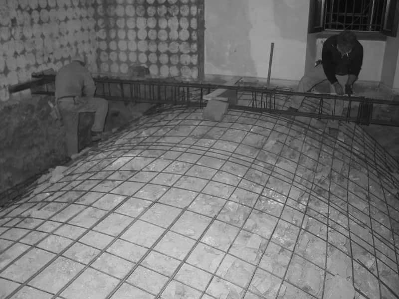 operai a lavoro in un cantiere per intervento consolidamento strutturale, foto in bianco e nero