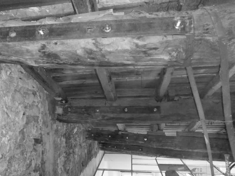 foto in bianco e nero sostegni su pilastri legno tetto