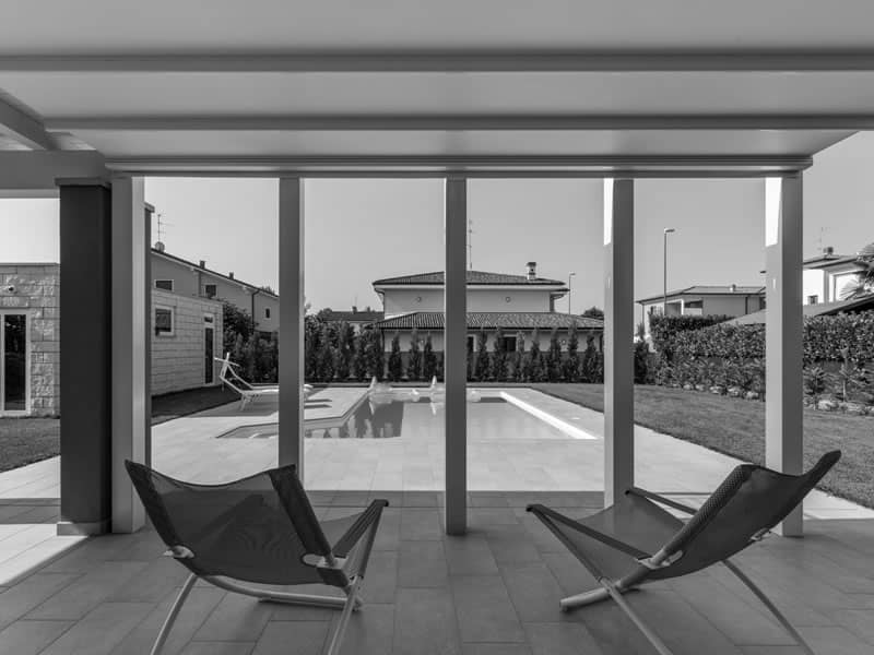 esterno villa con vista piscina foto in bianco e nero