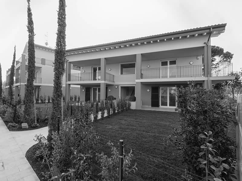 versione bianco e nero di villa con giardino intervento edile di deldossi