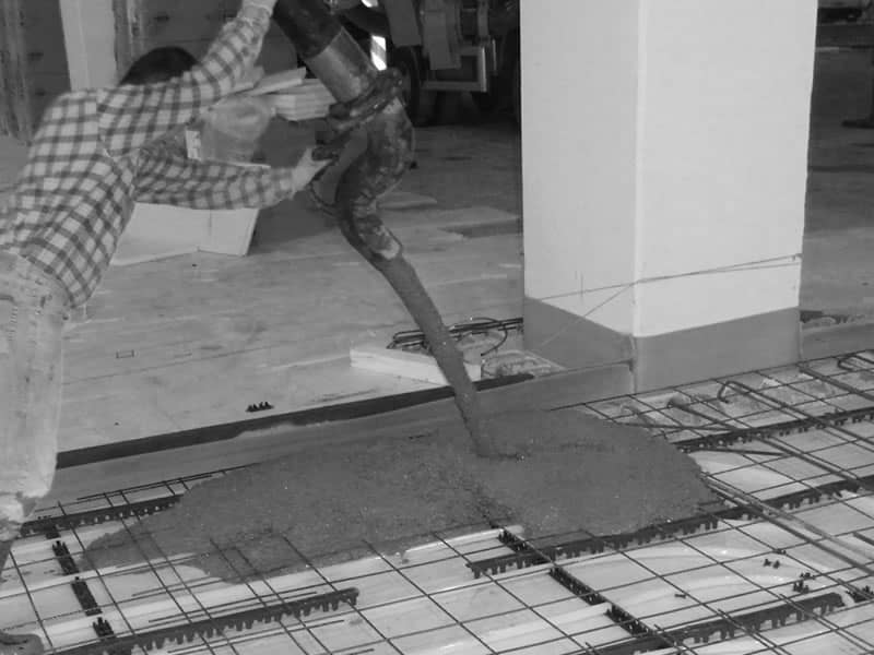 operaio posa il cemento per pavimento fibrorinforzato, foto in bianco e nero