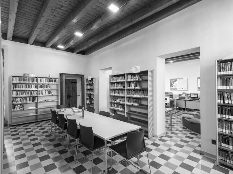 esempio di ristrutturazione libreria foto in bianco e nero